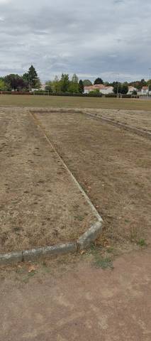 La piste d'élan du javelot, en herbe sèche, débouchant sur l'anneau en cendrée — Complexe Sportif de la Croix Jeannette, Bouguenais