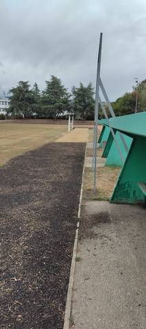 Le sautoir de longueur ; le long de l'anneau, le gazon du terrain central en cours de réfection — Complexe Sportif de la Croix Jeannette, Bouguenais