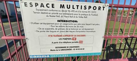 Le panneau « Espace Multisport » fixé sur le grillage du city-stade : il donne les interdictions et le gestionnaire (Mairie de La Limouzinière), aucun horaire, et ne concerne pas la piste — Complexe Sportif, La Limouzinière