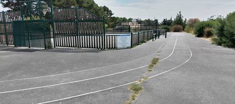 La piste en enrobé et l'espace multi-sports grillagé qu'elle contourne — Terrain des Loisirs, Les Moutiers-en-Retz