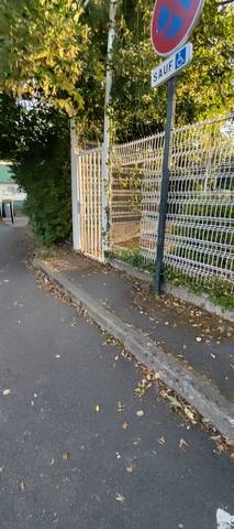 Le grillage découpé et replié côté rue : c'est par cette brèche que l'enceinte est accessible en continu — Plaine de Jeux de la Geraudiere, Nantes