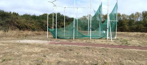 La cage de lancer du disque et du marteau, sur l'aire extérieure — Centre Sportif du Val Saint Martin, Pornic