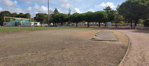 La dalle d'élan bétonnée qui borde l'aire de lancer, côté cendrée — Stade Jean Vincent, Saint-Brevin-les-Pins