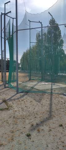 La cage de lancer du disque et du marteau, filets en place — Stade Jean Vincent, Saint-Brevin-les-Pins