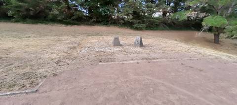 Deux plots en béton en bordure de piste, vestiges d'un ancien agrès — Complexe de la Viauderie, Saint-Michel-Chef-Chef