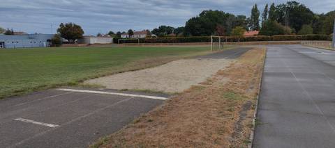 Le sautoir en longueur, piste d'élan en enrobé et zone d'appel peinte au sol, fosse de sable large bordée d'herbe sèche — Complexe Sportif Gauvrit, Sainte-Pazanne
