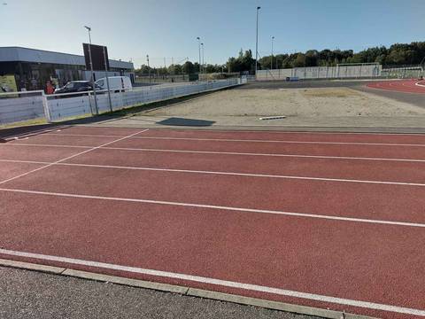 Le grand sautoir de longueur et sa planche d'appel, entre la piste et le stade de football voisin — Stade Muriel Hurtis — Complexe des Chevrets, Saint-Philbert-de-Grand-Lieu
