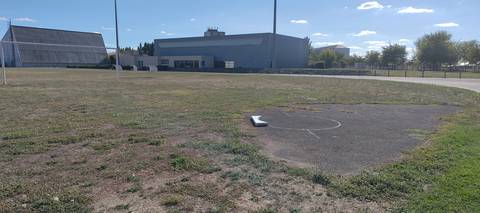 Le cercle de lancer du poids, sur une aire bétonnée distincte de l'anneau — Parc des Sports de la Goducière, Trélazé