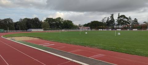 Le couloir d'élan du triple saut : plusieurs planches d'appel échelonnées avant le bac de sable — Complexe sportif Jean Léveillé, Challans