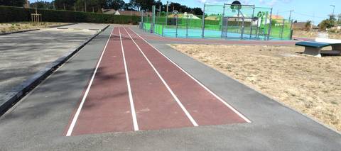 La ligne droite : quatre couloirs en enrobé rouge, le city-stade au fond — Complexe sportif Joséphine Baker (Le Clion-sur-Mer), Pornic