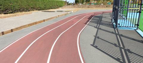 Le virage, et à gauche l'aire stabilisée bordée de madriers — Complexe sportif Joséphine Baker (Le Clion-sur-Mer), Pornic