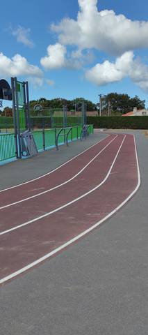 L'anneau longe le city-stade grillagé et ses agrès de fitness — Complexe sportif Joséphine Baker (Le Clion-sur-Mer), Pornic