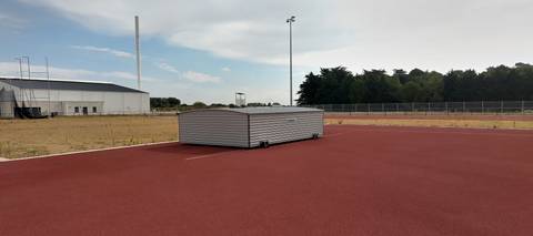 Vue d'ensemble avec l'abri alu du sautoir en hauteur sur la piste, gymnase en fond — Complexe sportif Mickaël Landreau (Arthon-en-Retz), Chaumes-en-Retz