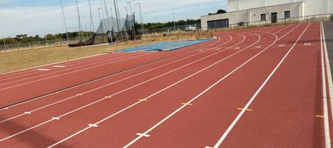 Virage de la piste, cage de lancer du disque et du marteau au loin — Complexe sportif Mickaël Landreau (Arthon-en-Retz), Chaumes-en-Retz