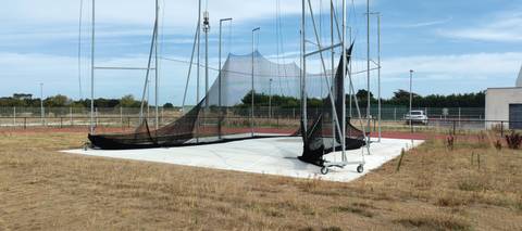 Cage de lancer du disque et du marteau, filets en place — Complexe sportif Mickaël Landreau (Arthon-en-Retz), Chaumes-en-Retz