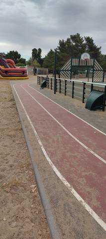 La ligne droite et ses deux couloirs en enrobé coloré rouge, délavé par plaques, le long du terrain multisport du camping — Piste du Domaine du Collet (Les Moutiers-en-Retz), Les Moutiers-en-Retz